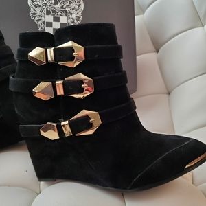 Vince Camuto Kannon black and gold buckle wedge boot size 9